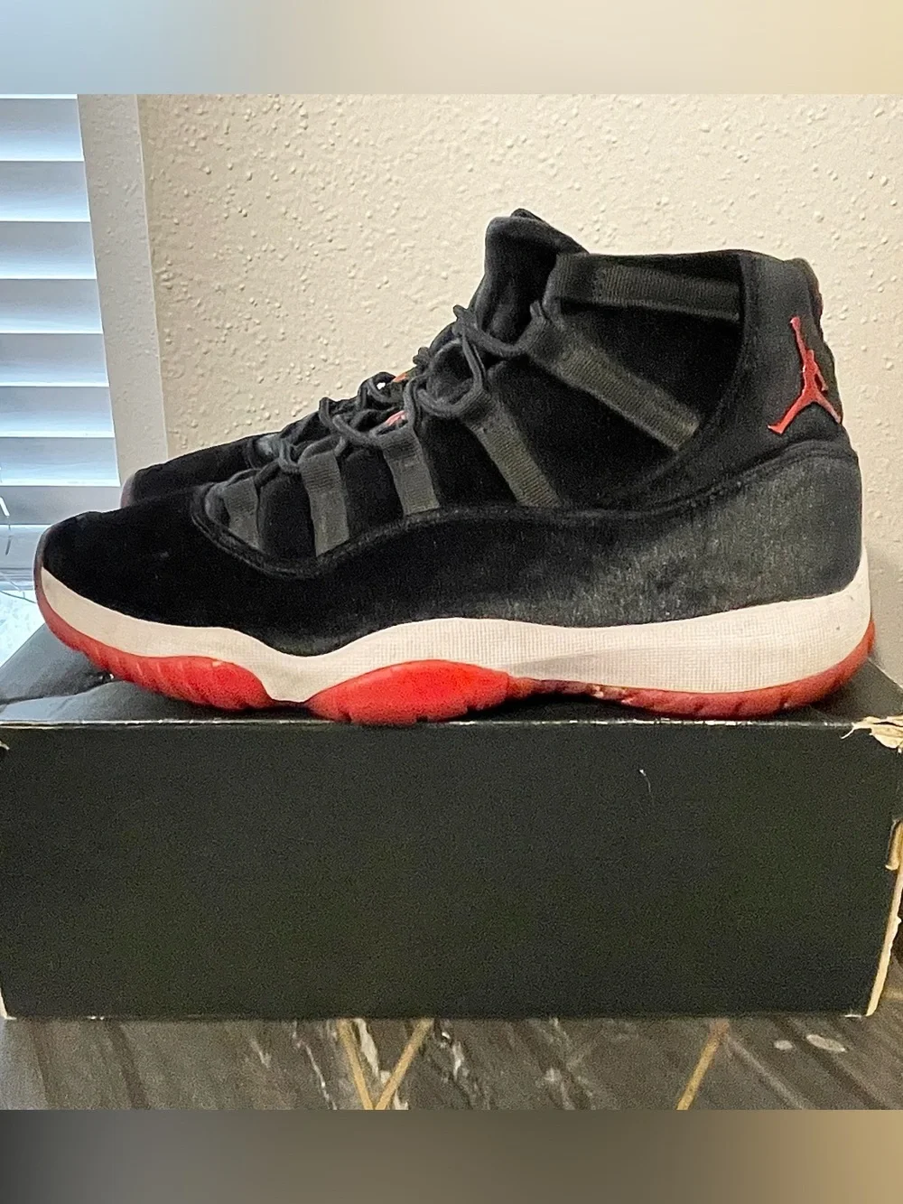Air Jordan Retro 11 Bred Velvet Size 9.5